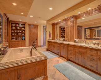 Lower-Master-Tub-and-Vanity-min